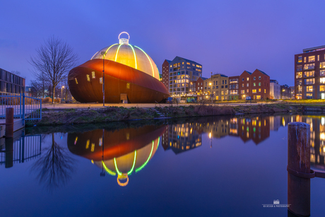 De Dot in het blauwe uur