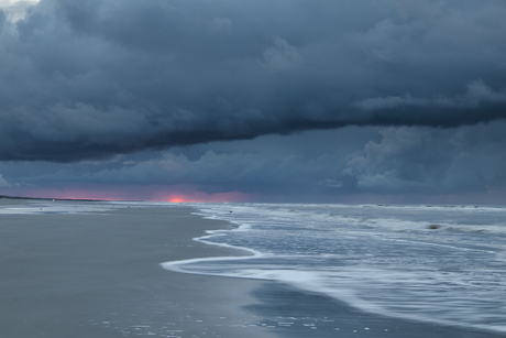 Regen boven zee bij Ameland