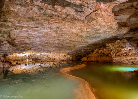 Ondergrondse rivier met reflectie in Le Gouffre de Padirac
