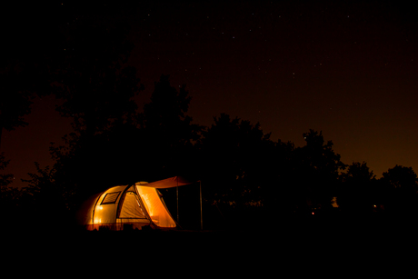 Tent met verlichting.