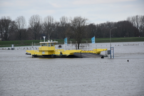 Veerpont. Hoe komen we  nu naar de overkant?