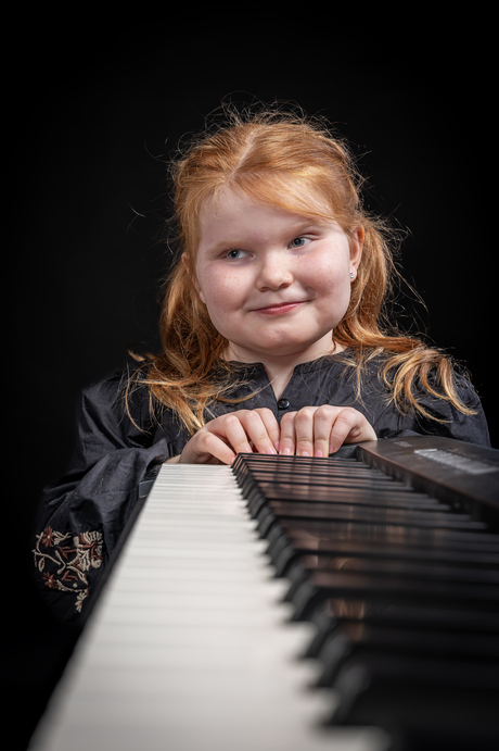 Reina achter de piano