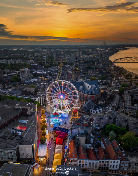 Kermis in Nijmegen bij zonsondergang