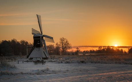 Molen met zonsopkomst in de winter