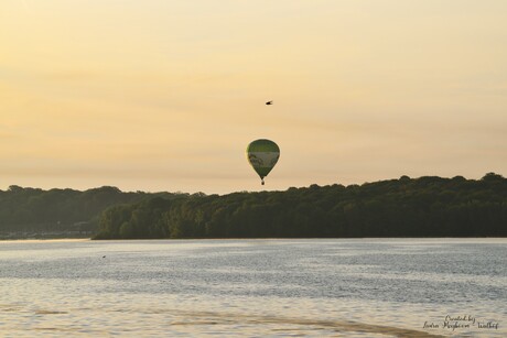 Luchtballon in het ochtend licht 