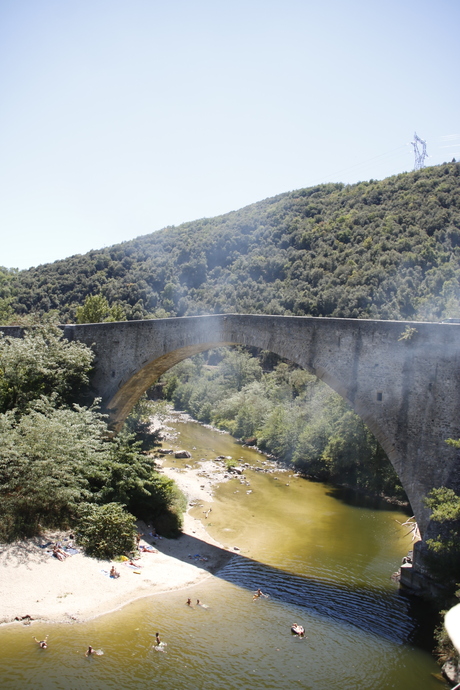 Boogbrug in het Franse landschap 