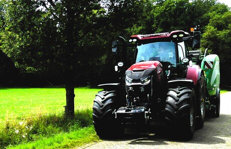 P1250395   BIG boeren tractor maakt ruimte voor de fietsers  nabij Voorthuizen . 9 juli 2024  