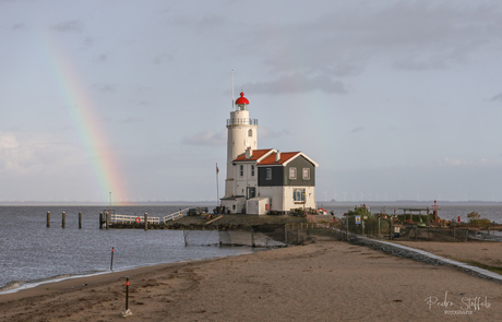 Vuurtoren van Marken met regenboog