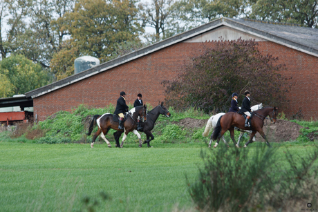 ruiters bij een boerderij 