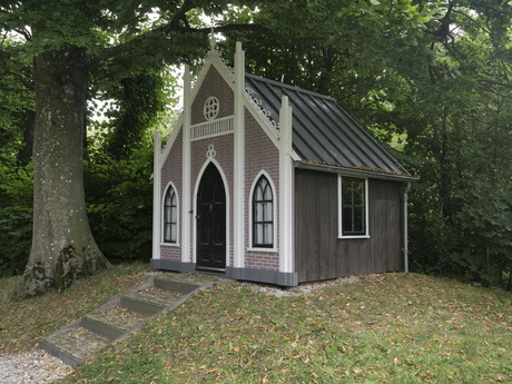 Bij gebouwtje op landgoed Schatzenburg