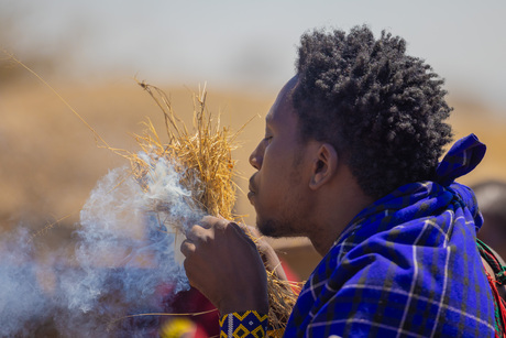 Maasai man maakt vuur