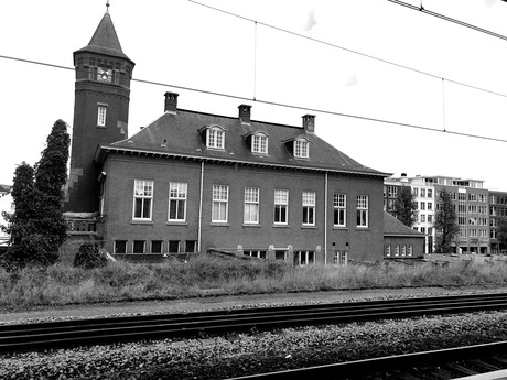 Station Weert in zwart-wit 