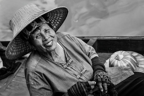 Vrolijke bootsvrouw in Thailand