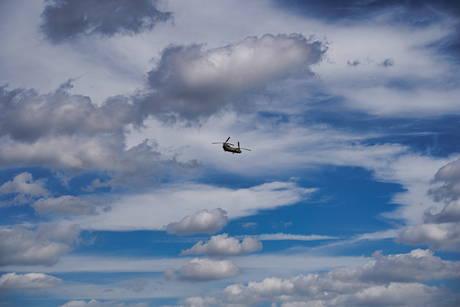 Chinook in blauwe lucht .