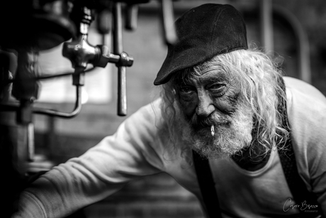 Achter de stoomketel.