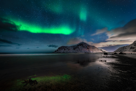 Aurora boven een stille Lofoten kust