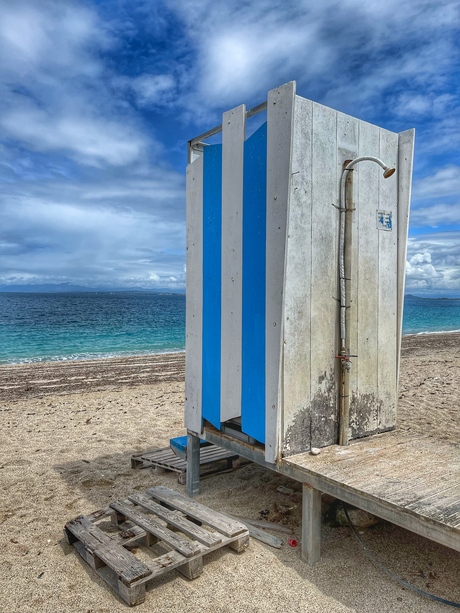 Verlaten strandhuisje met douche