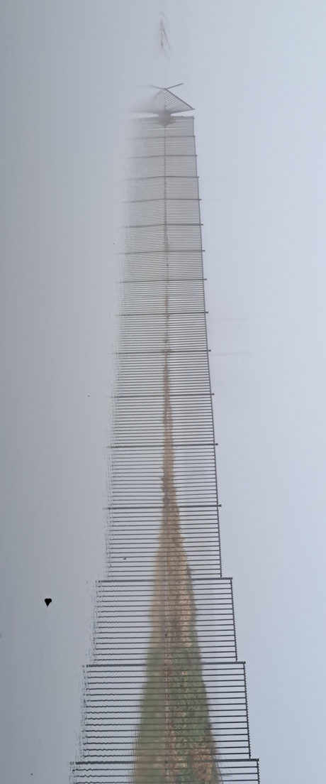 Onverwachte kerktoren door reflectie