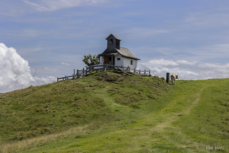 Hoog in de bergen toch nog een kerkje