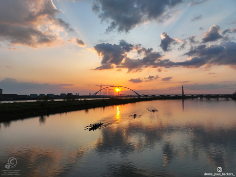 Roeien op de Nevengeul met een prachtige zonsondergang. | Nijmegen