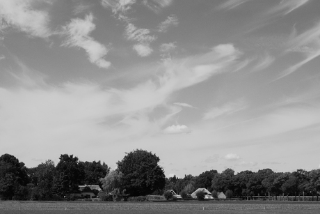 Boerderijen met wolkenlucht