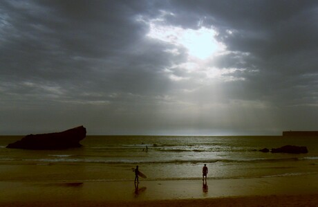 Surfers in tegenlicht