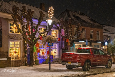 Winteravond in verlicht dorpscentrum