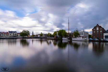 the view on delft  - Vanaf de Hooikade de blik op delft.
Nd 32000 filter - foto door Wijnand-Jansen op 29-08-2023 - locatie: Hooikade, Delft, Nederland - deze foto bevat: sony, ilce-7m3, samyang af 18mm f2.8, iso 160, diafragma ƒ/2.8, sluitertijd 30s, brandpuntafstand 18mm, wolk, water, lucht, gebouw, watervoorraden, dag, waterlichaam, meer, waterloop, bank