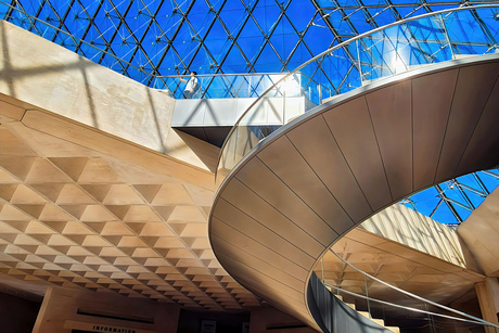Louvre Museum, ingang onder de pyramide