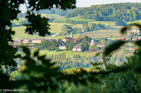 Doorkijkje naar de  Sint-Lambertuskerk (Sippenaeken - België)