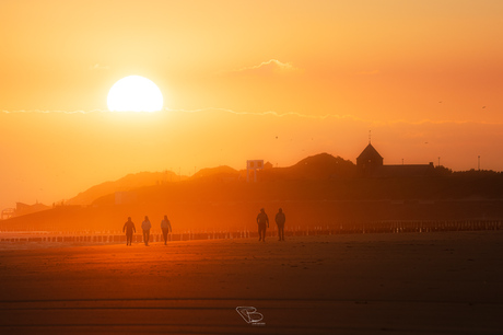 Strandwandeling bij zonsondergang