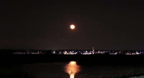 Maan met weerspiegeling
