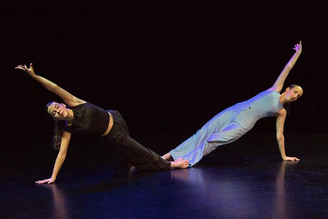 Dans Podium duo mirroring