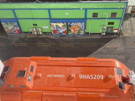 Tussen kaai en schip