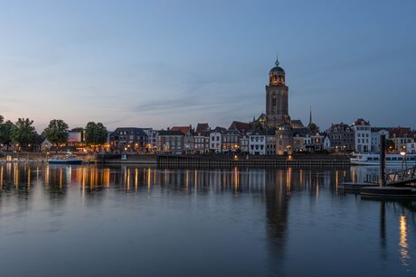 Skyline Deventer tijdens blauwe uur