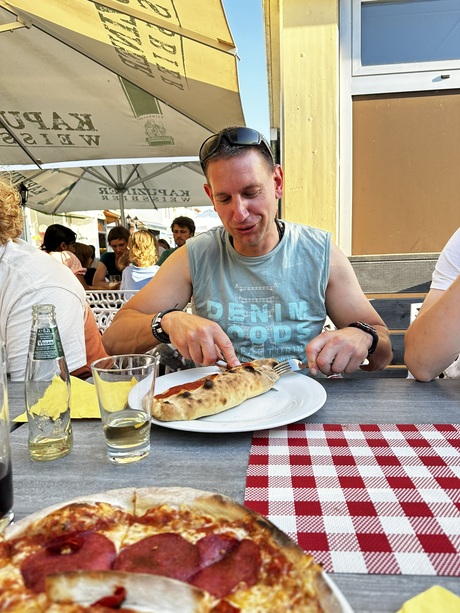 vriend aan heerlijke pizza