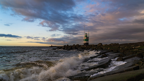 Zonsondergang havenlicht zuiderpier IJmuiden