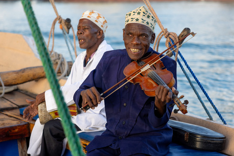 Lokale musici van Zanzibar spelen traditonele muziek op Dhow boot 