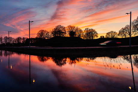 Ondergaande zon Naarden vesting