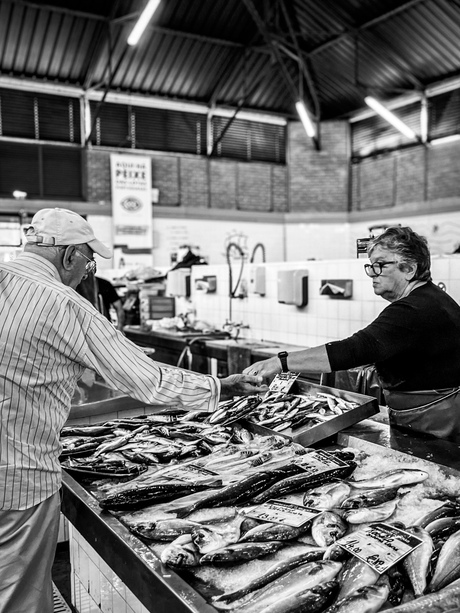 Verkoop van vis in een portugese vismarkt