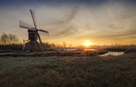 Molen bij zonsopgang