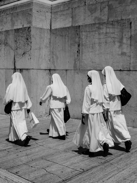 Shoppende nonnen in Rome