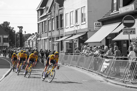Gele Jumbo Visma Trein: 3e etappe ZLM Tour 2023 in Roosendaal