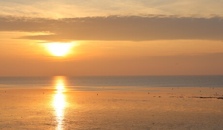 ondergaande zon op het wad