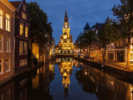 De Waag in Alkmaar in avondlicht