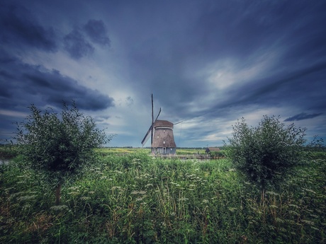 Molen met donkere wolken 