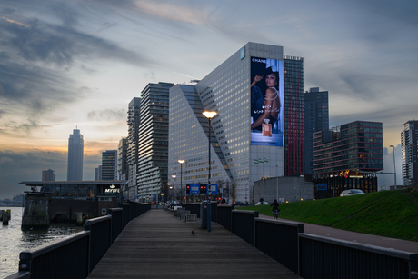 Rotterdam, skyline bij avond
