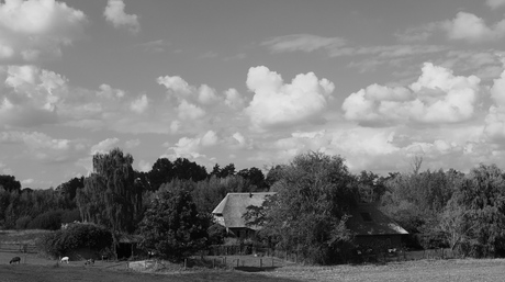 Boerderij met wolkenlucht