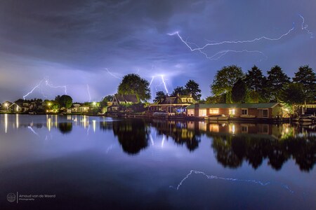 Lightning Weesp  - Deze naderende onweersbui was een waar spektakel om te zien. Uiteindelijk een aantal mooie ontladingen kunnen vastleggen.

Foto bestaat uit 4 foto's. - foto door Arnoud78 op 08-09-2022 - locatie: Weesp, Nederland - deze foto bevat: landschap, avond, rivier, boot, woonboot, bliksem, onweer, bui, lucht, dreigend, reflectie, spiegeling, nederland, weesp, water, wolk, lucht, bliksem, atmosfeer, dag, licht, plant, donder, onweersbui