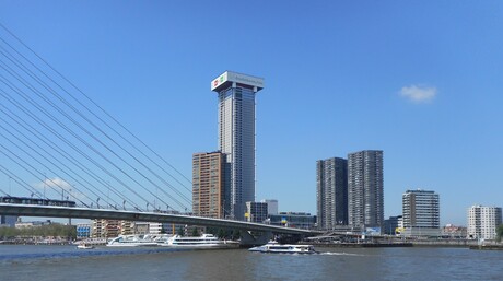 Erasmusbrug rechtgezet